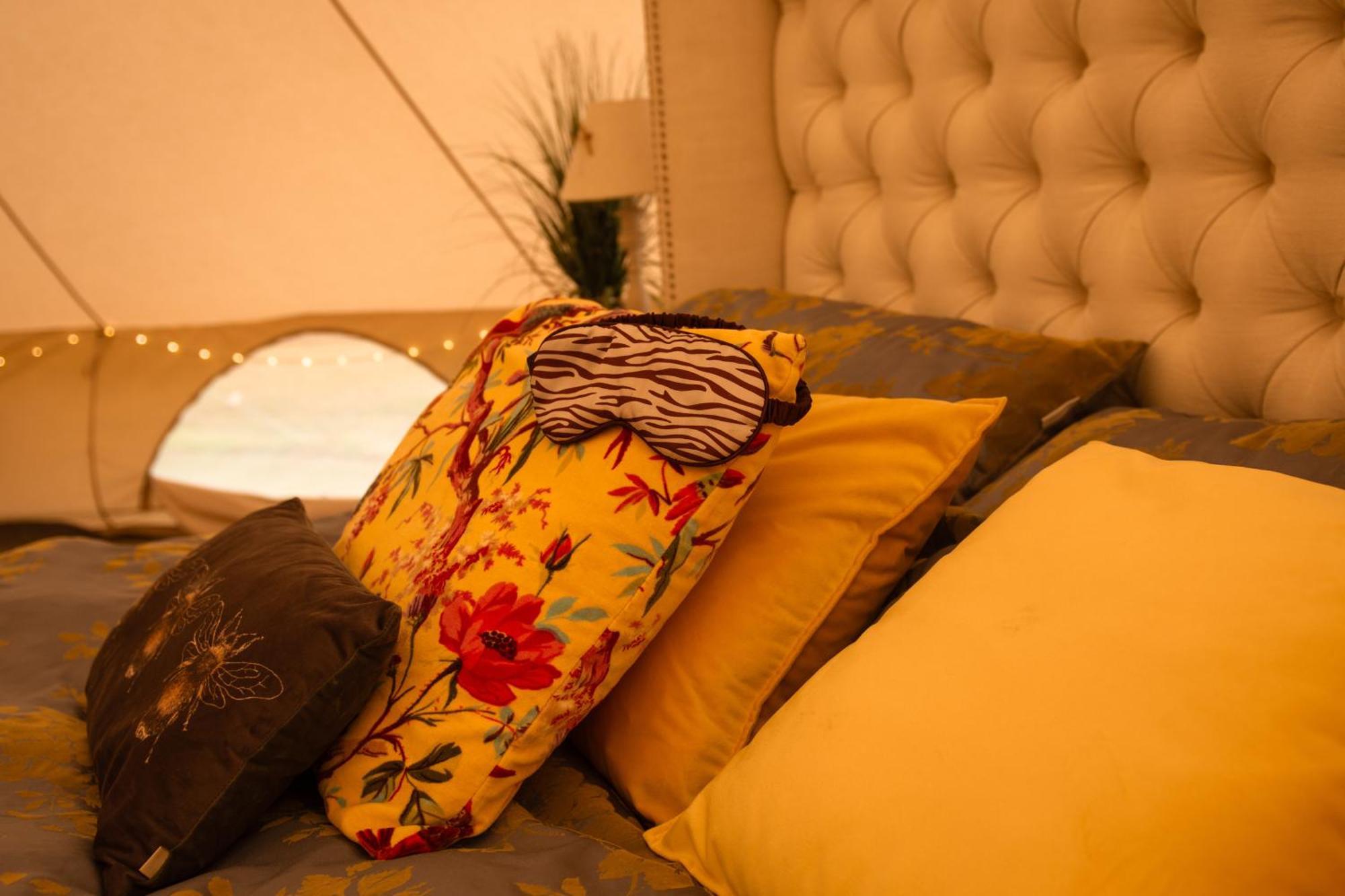 The Follies Glamping Hotel Maidstone Exterior photo